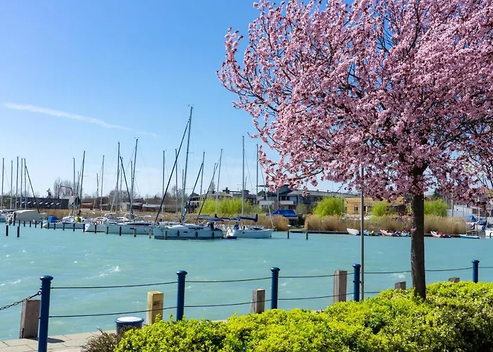 Villa7 Balaton Гостевой дом Альшоэрш